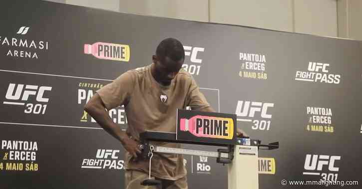 William Gomis struggles to step on scale at UFC 301 weigh-ins