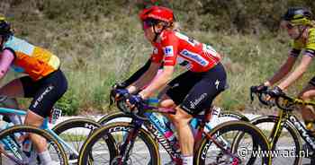 Demi Vollering grijpt naast etappewinst, maar gaat steviger aan de leiding in Vuelta