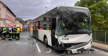 Stegaurach: Auto kracht im Kreis Bamberg in Linienbus - Mehrere Kinder verletzt
