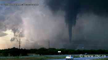 Texas onlookers capture looming tornado on camera