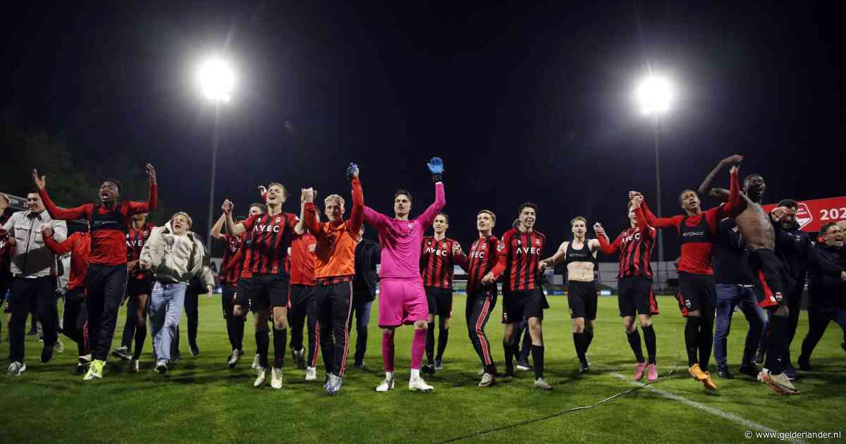 Groot feest in Tilburg: Willem II keert door treffer in de blessuretijd terug naar eredivisie