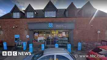 Shop staff threatened with knives and hammer
