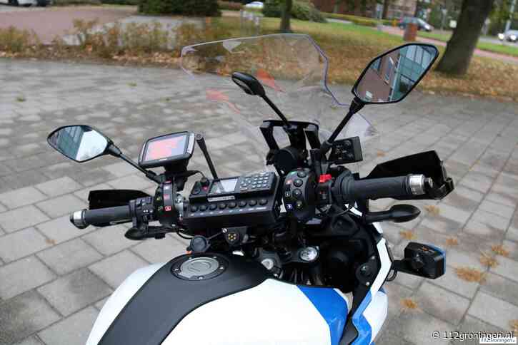 Motoragenten houden scooterrijder aan