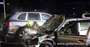 Vuur verwoest auto; ook andere wagen loopt schade op