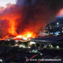 Grote brand bij bedrijf in Oss na 24 uur nog niet geblust, vuur breidt zich uit