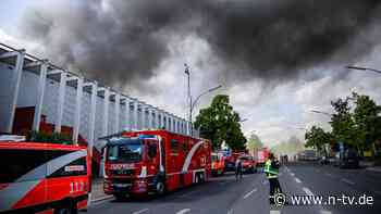 Löscharbeiten dauern an: Feuer in Berliner Firma lodert immer wieder auf
