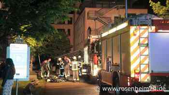 Kinderwagen in Wohnhaus in Brand gesteckt? Nächtlicher Großeinsatz in Rosenheim