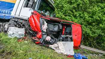Auf der A6 bei Ansbach: LKW kracht durch Mittelplanke - Zwei Menschen getötet