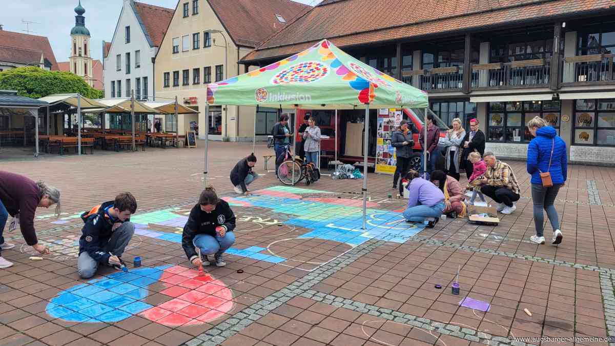 Mit Kreide für Inklusion: Offene Hilfen werben für Barrierefreiheit in Neuburg