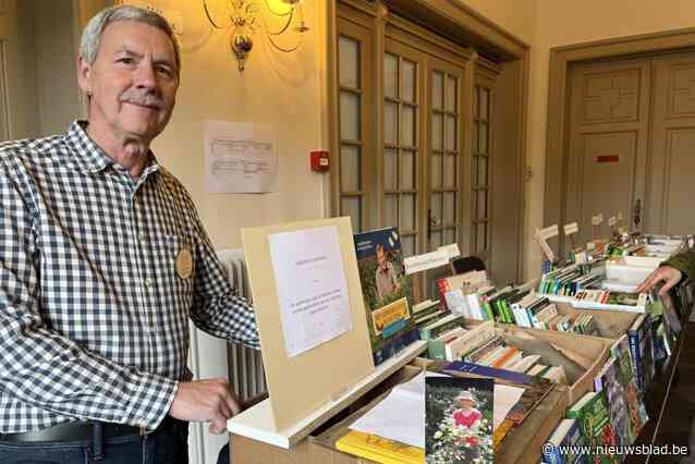 Leo verkoopt enorme collectie tuinboeken van zijn overleden vrouw voor Stichting tegen Kanker op Tuinkriebels Vrieselhof