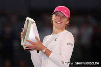 Swiatek steekt eindzege WTA Madrid op zak na thriller tegen titelverdedigster Sabalenka