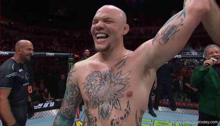 'Dustin Poirier is smiling': Social media reacts to Anthony Smith's finish of Vitor Petrino at UFC 301