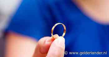 Britse vrouw na 54 (!) jaar herenigd met verloren verlovingsring: ‘Ik was sprakeloos’