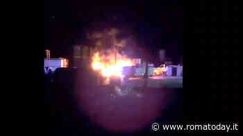 Incendio in un deposito: camion in fiamme