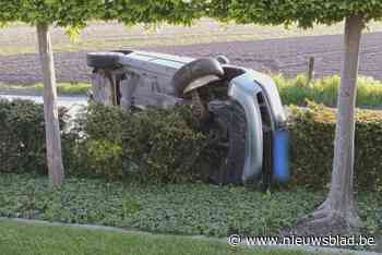 Wagen belandt op zijkant, twee tuinen beschadigd