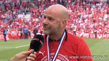 Peter Bosz in tranen na kampioenschap PSV: ‘Hij hoort hier bij te zijn’