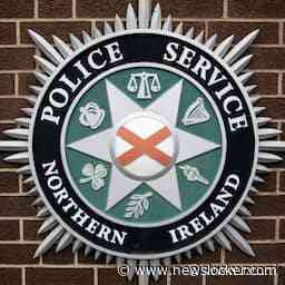 Twintigjarige man in Noord-Ierland met spijkers aan hek vastgenageld