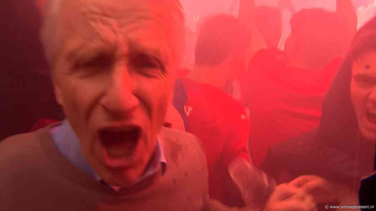 Kijk mee hoe feestende PSV-fans onze verslaggever meenemen in de euforie