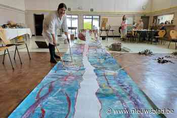 Kunstenares schildert werk van tien meter tijdens Atelier in Beeld