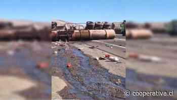 Conductor muere tras volcar su camión con ácido sulfúrico en Antofagasta