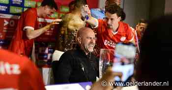 Spelers trakteren trainer Peter Bosz op bierdouche tijdens persconferentie na landstitel PSV