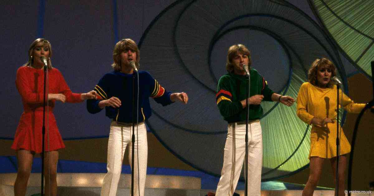 When did Bucks Fizz win Eurovision as Mike Nolan exits spin-off pop group?
