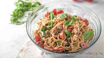 Der mediterrane Spaghettisalat bringt Urlaubsfeeling auf den Teller