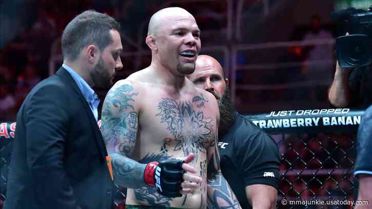 Anthony Smith agrees to Alex Pereira's $50K bet after UFC 301 submission win: 'I'll choke the sh*t out of him'