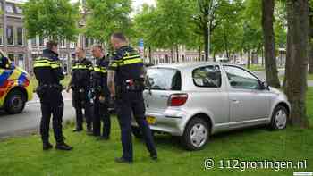 Auto botst tegen een boom in Groningen