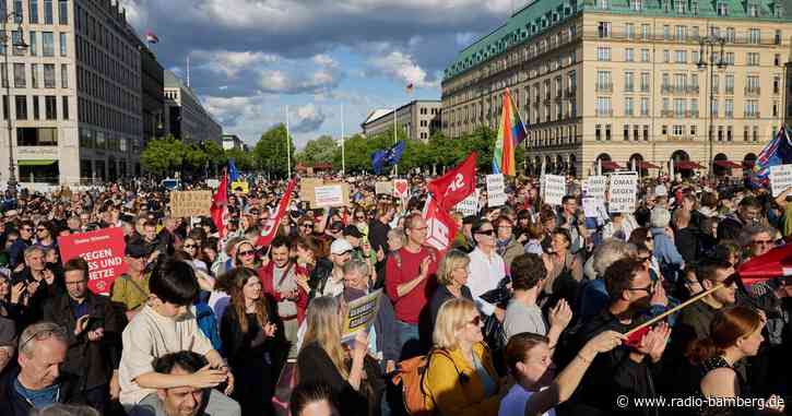 Demo in Berlin nach Angriffen auf Politiker