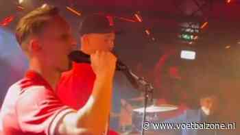 Joey Veerman en Luuk de Jong zingen in microfoon op kampioensfeest van PSV