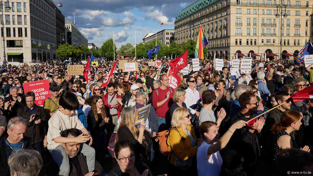 Kundgebung in Berlin: Demonstranten solidarisieren sich mit SPD-Politiker