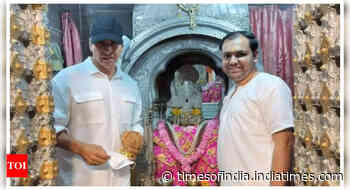 Akshay seeks blessings at Pushkar's Brahma temple