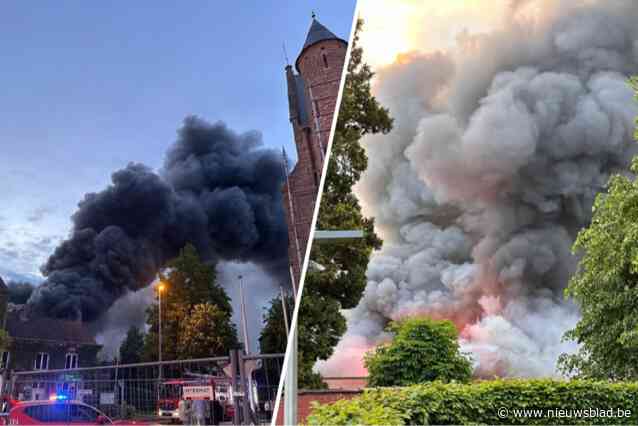 Centrum van Bonheiden uren afgesloten door zware brand: slagerij compleet vernield
