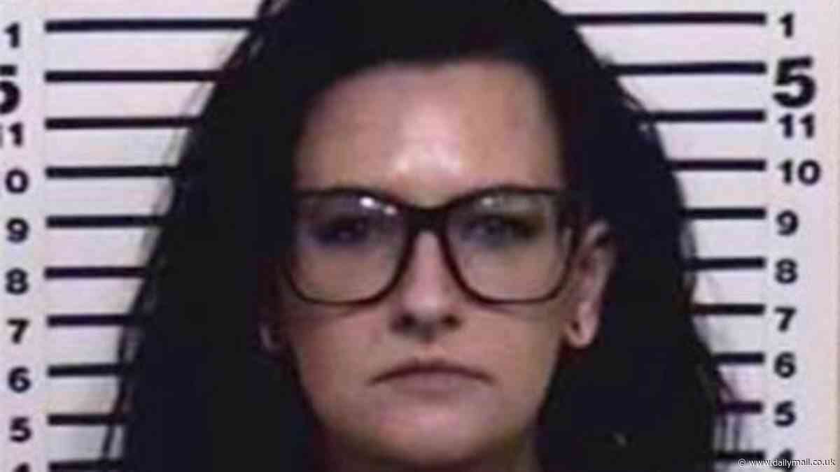 Mom miscarries 15-week fetus into her TOILET then flees hospital when hearing police had raided her home in drug bust
