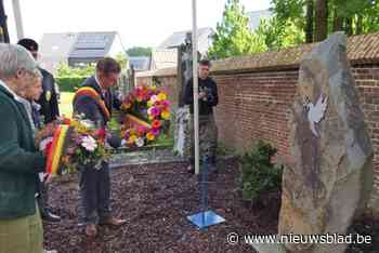 Vredesmonument met rots en vredesduif onthuld op kerkhof van Ruiter