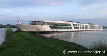 Cruiseschip vaart vol tegen krib op Waal bij Bemmel: ‘Best een enge bocht natuurlijk’