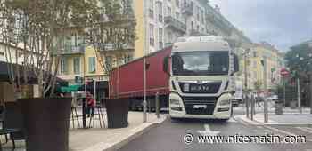 Un camion trop long bloque le centre de Nice, des poteaux sciés pour le dégager