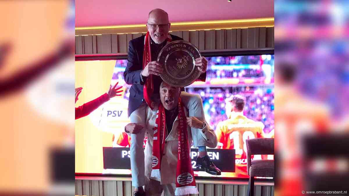 Huldiging PSV: Willy & René plagen Ajax-icoon Sjaak Swart • regen op komst