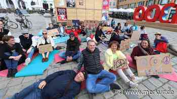 Ungewöhnlicher Protest am Marienplatz: Demonstranten stehen für Inklusion auf, indem sie sich hinsetzen
