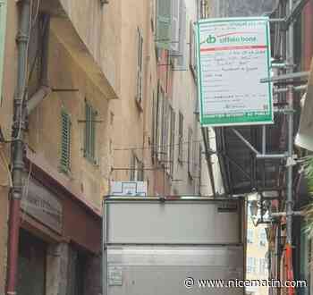 Un camion accroche un échafaudage dans une ruelle du Vieux-Nice