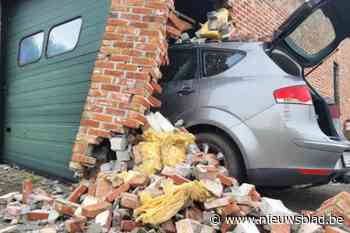 Bestuurder (78) verliest controle over stuur en crasht in garage van buren in Arendonk