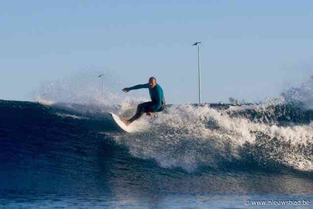 Surfpionier Frank (61) mocht één dag grootste surfpark ter wereld uittesten: “Zo’n kans krijg ik nooit meer”