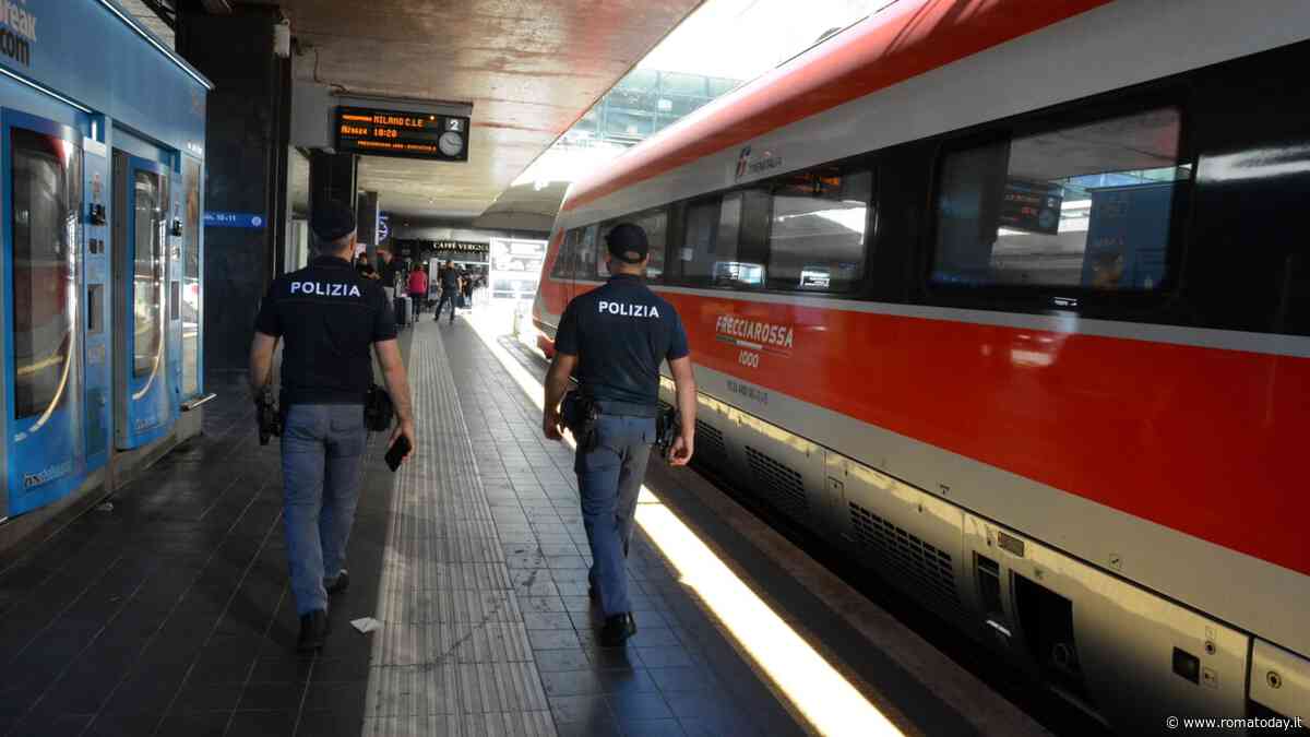 Salgono sul treno, si fingono passeggeri e derubano pendolare di 500 euro