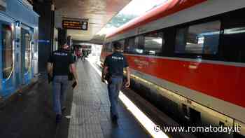 Salgono sul treno, si fingono passeggeri e derubano pendolare di 500 euro