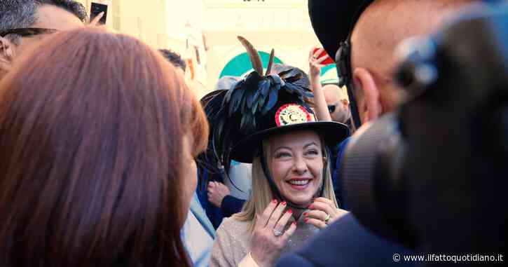 Meloni al raduno di Bersaglieri, la premier accenna la corsa dei militari e indossa il tipico cappello con le piume – Video