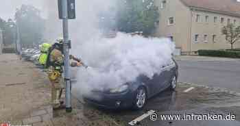 Bamberg: Feuerwehr zu brennendem Auto alarmiert - Motorraum steht in Flammen