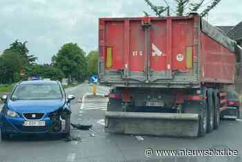 Auto en vrachtwagen botsen in Vroenhoven