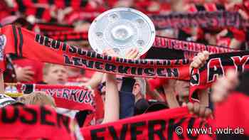 Bundesliga: Bayer 04 Leverkusen feiert Titel mit den Fans