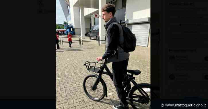 Vince il campionato e torna a casa in bicicletta: la foto di Oliver Boscagli del PSV diventa virale